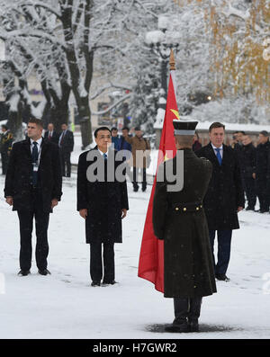 Riga, Lettonie. 4ème Nov, 2016. Premier ministre letton Maris Kucinskis est titulaire d'une cérémonie d'accueil pour le premier ministre chinois Li Keqiang avant leurs entretiens à Riga, Lettonie, 4 novembre 2016. © Xie Huanchi/Xinhua/Alamy Live News Banque D'Images