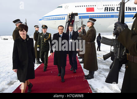 Riga, Lettonie. 4ème Nov, 2016. Le Premier ministre chinois Li Keqiang arrive à l'aéroport de Riga, Lettonie, 4 novembre 2016. Li est arrivé ici vendredi pour une visite officielle en Lettonie et le cinquième Sommet de la Chine et de l'Europe centrale et orientale (PECO). © Zhang Duo/Xinhua/Alamy Live News Banque D'Images