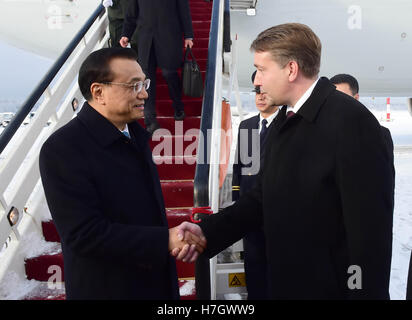 Riga, Lettonie. 4ème Nov, 2016. Le Premier ministre chinois Li Keqiang (L) arrive à l'aéroport de Riga, Lettonie, 4 novembre 2016. Li est arrivé ici vendredi pour une visite officielle en Lettonie et le cinquième Sommet de la Chine et de l'Europe centrale et orientale (PECO). © Zhang Duo/Xinhua/Alamy Live News Banque D'Images