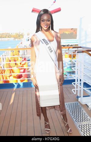 New York, NY, USA. 4ème Nov, 2016. Miss USA Deshauna Coiffure à Carnival Vista au quai 88 le 4 novembre 2016 à New York. Crédit : Diego Corredor Punch/media/Alamy Live News Banque D'Images