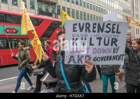 Londres, Royaume-Uni. 4e novembre 2016. Plus de 500 Kurdes défiler tranquillement par Londres pour protester bruyamment à l'ambassade de Turquie après l'arrestation début aujourd'hui des deux dirigeants de la Turquie pro-kurde du Parti démocratique des peuples (HDP), avec au moins 11 députés. Ils la voient comme une tentative par le gouvernement et le Premier ministre Erdogan pour éradiquer la démocratie en Turquie. Crédit : Peter Marshall/Alamy Live News Banque D'Images