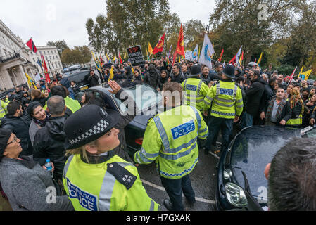 Londres, Royaume-Uni. 4e novembre 2016. Police abandonné leur tentative d'empêcher les Kurdes de se présenter en face de l'ambassade de Turquie après leur marche pacifique par Londres, et ils hled un rassemblement pacifique pour protester contre l'arrestation début aujourd'hui des deux dirigeants de la Turquie pro-kurde du Parti démocratique des peuples (HDP), avec au moins 11 députés. . Crédit : Peter Marshall/Alamy Live News Banque D'Images