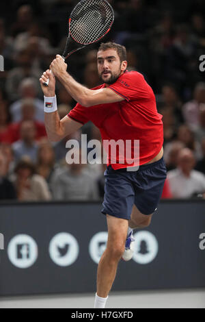 Paris, France. 4ème Nov, 2016. BNP PARIBAS MASTERS (1/4 final) FEDERATION FRANCAISE DE TENNIS - Marin Cilic (CRO) en action contre Novak Djokovic (SRB) - Crédit : Yan Lerval/Alamy live news Banque D'Images