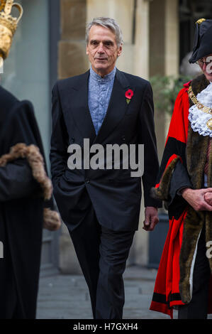 Bath, Royaume-Uni. 4ème Nov, 2016. Acteur Jeremy Irons arrive à l'abbaye de Bath, où il a été installé en tant que chancelier de l'Université de Bath Spa. Crédit : Andrew Lloyd/Alamy Live News Banque D'Images