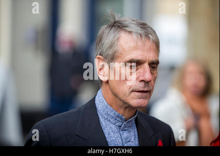 Bath, Royaume-Uni. 4ème Nov, 2016. Acteur Jeremy Irons arrive à l'abbaye de Bath, où il a été installé en tant que chancelier de l'Université de Bath Spa. Crédit : Andrew Lloyd/Alamy Live News Banque D'Images