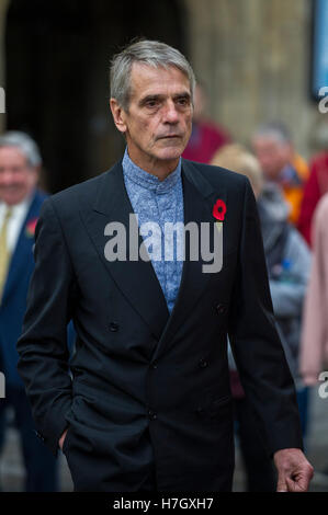 Bath, Royaume-Uni. 4ème Nov, 2016. Acteur Jeremy Irons arrive à l'abbaye de Bath, où il a été installé en tant que chancelier de l'Université de Bath Spa. Crédit : Andrew Lloyd/Alamy Live News Banque D'Images