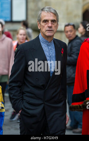 Bath, Royaume-Uni. 4ème Nov, 2016. Acteur Jeremy Irons arrive à l'abbaye de Bath, où il a été installé en tant que chancelier de l'Université de Bath Spa. Crédit : Andrew Lloyd/Alamy Live News Banque D'Images