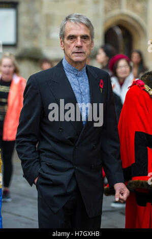 Bath, Royaume-Uni. 4ème Nov, 2016. Acteur Jeremy Irons arrive à l'abbaye de Bath, où il a été installé en tant que chancelier de l'Université de Bath Spa. Crédit : Andrew Lloyd/Alamy Live News Banque D'Images