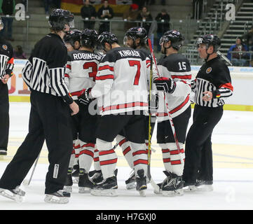 Augsbourg, Bavière, Allemagne. 4ème Nov 2016. joie de l'Équipe Canada après 1:0.Le hockey sur glace Coupe Deutschland, Équipe Canada vs team Switzerlandy, Augsburg, Curt-Frenzel-Eisstadion, Novembre 04, 2016, chaque mois de novembre a lieu dans le cadre de la préparation pour le Championnat du Monde de Hockey IIHF la Coupe Deutschland avec 4 équipes dont une équipe de l'Amérique du Nord. Équipe Canada se compose de joueurs évoluant en Europe. © Wolfgang Fehrmann/ZUMA/Alamy Fil Live News Banque D'Images