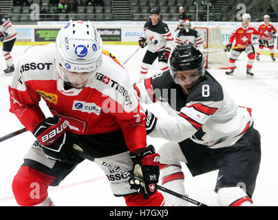 Augsbourg, Bavière, Allemagne. 4ème Nov 2016. De gauche Yannik HERREN (Suisse), Jonathan SIGALET (Canada/Froelunda), .le hockey sur glace Coupe Deutschland, Équipe Canada vs team Switzerlandy, Augsburg, Curt-Frenzel-Eisstadion, Novembre 04, 2016, chaque mois de novembre a lieu dans le cadre de la préparation pour le Championnat du Monde de Hockey IIHF la Coupe Deutschland avec 4 équipes dont une équipe de l'Amérique du Nord. Équipe Canada se compose de joueurs évoluant en Europe. © Wolfgang Fehrmann/ZUMA/Alamy Fil Live News Banque D'Images