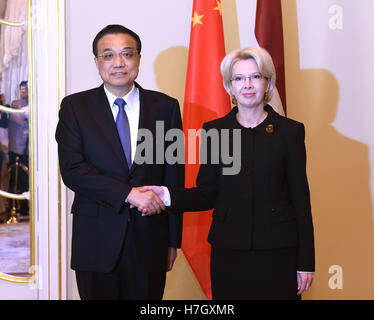 Riga, Lettonie. 4ème Nov, 2016. Le Premier ministre chinois Li Keqiang (L) rencontre avec le président du Parlement letton Murniece Inara à Riga, Lettonie, 4 novembre 2016. © Rao Aimin/Xinhua/Alamy Live News Banque D'Images