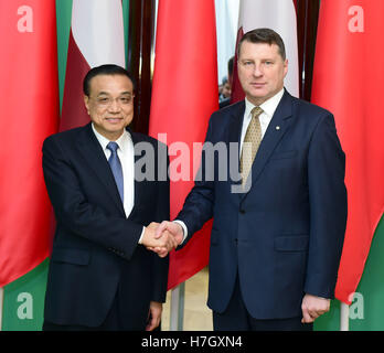 (161104) -- RIGA, 4 novembre 2016 (Xinhua) -- Le Premier ministre chinois Li Keqiang (L) rencontre avec le Président letton Raimonds Vejonis à Riga, Lettonie, 4 novembre 2016. (Xinhua/Zhang Duo) (zyd) Banque D'Images