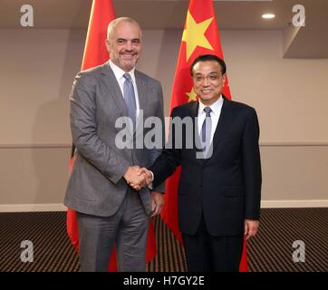 Riga, Lettonie. 4ème Nov, 2016. Le Premier ministre chinois Li Keqiang (R) rencontre avec le Premier ministre albanais Edi Rama à Riga, Lettonie, 4 novembre 2016. © Liu Weibing/Xinhua/Alamy Live News Banque D'Images