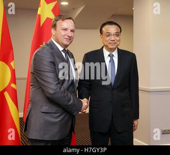 Riga, Lettonie. 4ème Nov, 2016. Le Premier ministre chinois Li Keqiang (R) rencontre avec le Premier ministre macédonien Emil Dimitriev à Riga, Lettonie, 4 novembre 2016. © Liu Weibing/Xinhua/Alamy Live News Banque D'Images