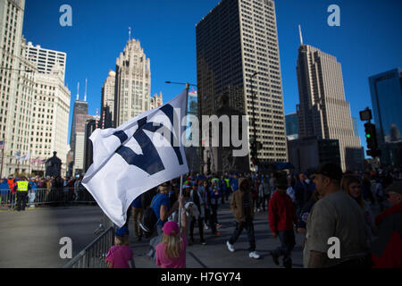 Chicago, Illinois, USA. 4 novembre, 2016. La foule des fans les rues du centre-ville de Chicago pour la parade de la victoire des Cubs de Chicago et de rallye. Les Cubs de Chicago le mercredi 02 Nov ont remporté leur première série mondiale en 108 ans. © Gary Hebding Banque D'Images