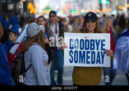 Chicago, Illinois, USA. 4 novembre, 2016. La foule des fans les rues du centre-ville de Chicago pour la parade de la victoire des Cubs de Chicago et de rallye. Les Cubs de Chicago le mercredi 02 Nov ont remporté leur première série mondiale en 108 ans. © Gary Hebding Banque D'Images