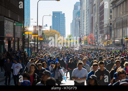 Chicago, Illinois, USA. 4 novembre, 2016. La foule des fans les rues du centre-ville de Chicago pour la parade de la victoire des Cubs de Chicago et de rallye. Les Cubs de Chicago le mercredi 02 Nov ont remporté leur première série mondiale en 108 ans. © Gary Hebding Banque D'Images