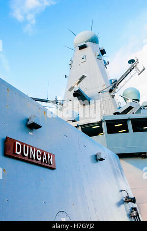 Belfast, Irlande du Nord. 4ème Nov, 2016. SAMPSON installation radar de la Royal Navy HMS Duncan, utilisé pour contrôler le système de missiles Sea Viper Crédit : Stephen Barnes/Alamy Live News Banque D'Images