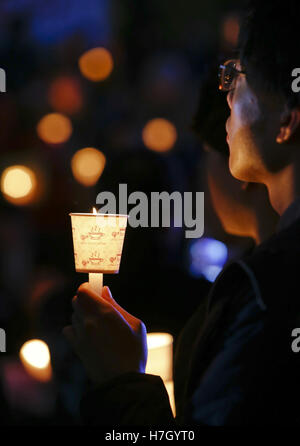 Séoul, Corée du Sud. 5ème Nov, 2016. Un manifestant de la Corée du Sud, tenir une chandelle, qu'ils assistent à un rallye aux chandelles contre le président sud-coréen Park Geun-Hye sur rue à Séoul. Credit : Min Won-Ki/ZUMA/Alamy Fil Live News Banque D'Images