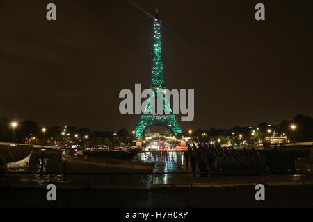 Paris. 4ème Nov, 2016. La Tour Eiffel est allumé en vert à Paris, France le 4 novembre 2016 pour célébrer l'entrée en vigueur de l'Accord de Paris sur le changement climatique. Credit : Han Qian/Xinhua/Alamy Live News Banque D'Images