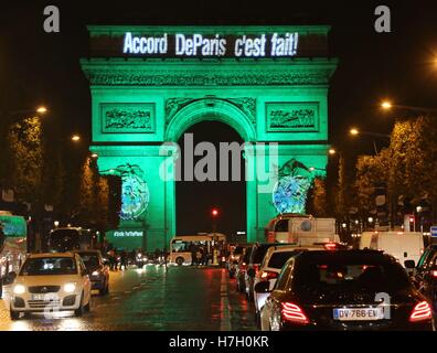 Paris. 4ème Nov, 2016. L'Arc de Triomphe est allumé en vert à Paris, France le 4 novembre 2016 pour célébrer l'entrée en vigueur de l'Accord de Paris sur le changement climatique. Credit : Han Qian/Xinhua/Alamy Live News Banque D'Images