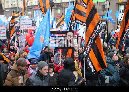 Moscou, Russie. 08Th Nov, 2016. Les gens prennent part à une marche de l'unité nationale de la Russie le jour dans la rue Tverskaya. Credit : Victor/Vytolskiy Alamy Live News Banque D'Images