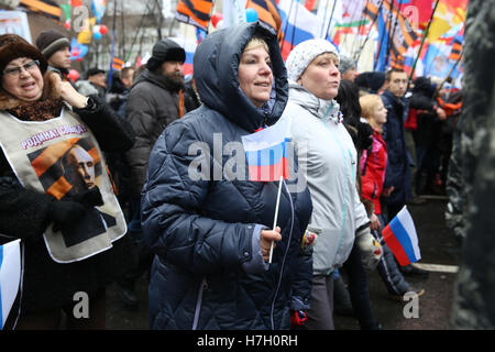 Moscou, Russie. 08Th Nov, 2016. Les gens prennent part à une marche de l'unité nationale de la Russie le jour dans la rue Tverskaya. Credit : Victor/Vytolskiy Alamy Live News Banque D'Images