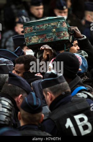 Paris. 4ème Nov, 2016. La police française a évacuer les migrants en provenance du camp du 19ème arrondissement de Paris, France le 4 novembre 2016. Le vendredi la police française a évacué des milliers de migrants d'où ils ont campé à l'extérieur de la station de métro Stalingrad, Paris Nord, selon Ile-de-France préfecture. Crédit : John Fiddler/Xinhua/Alamy Live News Banque D'Images