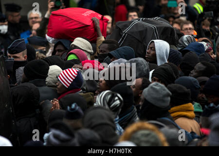 Paris. 4ème Nov, 2016. Les migrants fuient le camp du 19ème arrondissement de Paris, France le 4 novembre 2016. Le vendredi la police française a évacué des milliers de migrants d'où ils ont campé à l'extérieur de la station de métro Stalingrad, Paris Nord, selon Ile-de-France préfecture. Crédit : John Fiddler/Xinhua/Alamy Live News Banque D'Images