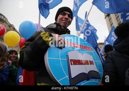 Moscou, Russie. 08Th Nov, 2016. Les gens prennent part à une marche de l'unité nationale de la Russie le jour dans la rue Tverskaya. Credit : Victor/Vytolskiy Alamy Live News Banque D'Images