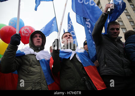 Moscou, Russie. 08Th Nov, 2016. Les gens prennent part à une marche de l'unité nationale de la Russie le jour dans la rue Tverskaya. Credit : Victor/Vytolskiy Alamy Live News Banque D'Images