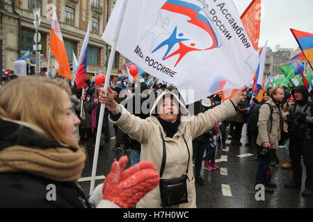 Les gens prennent part à une marche de l'unité nationale de la Russie le jour dans la rue Tverskaya. Banque D'Images