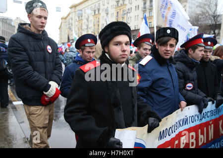 Moscou, Russie. 08Th Nov, 2016. Les gens prennent part à une marche de l'unité nationale de la Russie le jour dans la rue Tverskaya. Credit : Victor/Vytolskiy Alamy Live News Banque D'Images