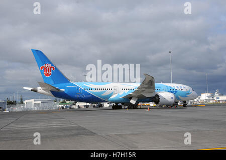 Auckland, China Southern Airlines avion de passagers à l'aéroport d'Auckland. 5ème Nov, 2016. Le fichier photo prise le 10 décembre 2015 montre un avion de China Southern Airlines à l'aéroport d'Auckland, Nouvelle-Zélande. China Southern Airlines un avion de passagers a fait un atterrissage d'urgence à l'aéroport d'Auckland peu après le décollage sur le 5 novembre, 2016. Un porte-parole de l'aéroport a déclaré dans le rapport que le vol n'était à son tour à cause de problèmes de moteur et a atterri en toute sécurité à 11 h 35 © Tian Ye/Xinhua/Alamy Live News Banque D'Images