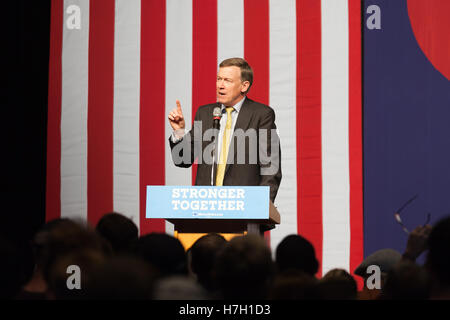 Denver, Colorado, États-Unis. 08Th Nov, 2016. Le gouverneur John Hickenlooper engage la foule à un événement de campagne d'Hillary Clinton. Crédit : l'accès Photo/Alamy Live News Banque D'Images