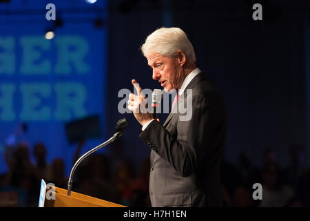 Denver, Colorado, États-Unis. 08Th Nov, 2016. L'ancien président Bill Clinton s'adresse à la foule lors d'un rassemblement d'Hillary Clinton à Denver, Colorado. Crédit : l'accès Photo/Alamy Live News Banque D'Images