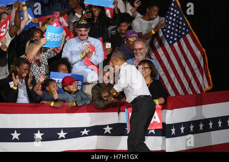 Charlotte, USA. 08Th Nov, 2016. Le président américain Barack Obama serre la main, donne aux étreintes, et rassemble à la foule après son discours à l'appui de la candidature présidentielle Hillary Clinton au Pavillon de Musique de la PNC à Charlotte, NC, le 4 novembre Banque D'Images