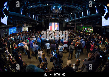 Denver, Colorado, États-Unis. 08Th Nov, 2016. L'ancien président Bill Clinton s'adresse à la foule lors d'un rassemblement d'Hillary Clinton à Denver, Colorado. Crédit : l'accès Photo/Alamy Live News Banque D'Images