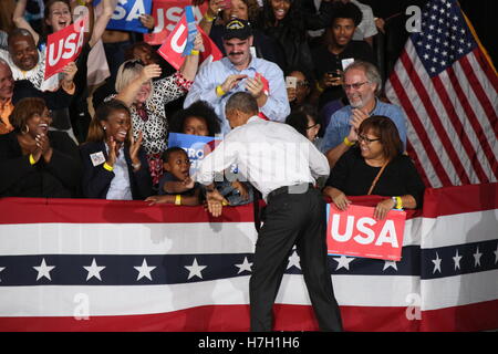 Charlotte, USA. 08Th Nov, 2016. Le président américain Barack Obama serre la main, donne aux étreintes, et rassemble à la foule après son discours à l'appui de la candidature présidentielle Hillary Clinton au Pavillon de Musique de la PNC à Charlotte, NC, le 4 novembre Banque D'Images