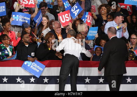 Charlotte, USA. 08Th Nov, 2016. Le président américain Barack Obama serre la main, donne aux étreintes, et rassemble à la foule après son discours à l'appui de la candidature présidentielle Hillary Clinton au Pavillon de Musique de la PNC à Charlotte, NC, le 4 novembre Banque D'Images