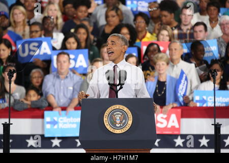 Charlotte, USA. 08Th Nov, 2016. Le président Obama parle lors de la PNC Pavillon de musique à Charlotte, NC, le 4 novembre 2016, quatre jours seulement avant l'élection présidentielle de 2016, à l'appui d'Hillary Clinton. Crédit : l'accès Photo/Alamy Live News Banque D'Images