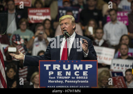 Hershey, Pennsylvanie, USA. 5ème Nov, 2016. Donald Trump parle à plus de 10 000 partisans à Hersey, New York à sa dernière apparition dans la clé de l'état de rotation avant l'élection présidentielle. Crédit : Christopher Occhicone/ZUMA/Alamy Fil Live News Banque D'Images