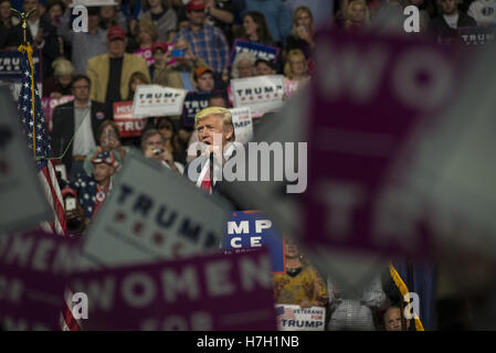 Hershey, Pennsylvanie, USA. 5ème Nov, 2016. Donald Trump parle à plus de 10 000 partisans à Hersey, New York à sa dernière apparition dans la clé de l'état de rotation avant l'élection présidentielle. Crédit : Christopher Occhicone/ZUMA/Alamy Fil Live News Banque D'Images