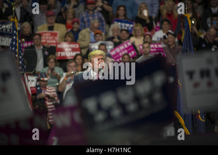 Hershey, Pennsylvanie, USA. 5ème Nov, 2016. Donald Trump parle à plus de 10 000 partisans à Hersey, New York à sa dernière apparition dans la clé de l'état de rotation avant l'élection présidentielle. Crédit : Christopher Occhicone/ZUMA/Alamy Fil Live News Banque D'Images