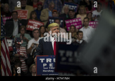 Hershey, Pennsylvanie, USA. 5ème Nov, 2016. Donald Trump parle à plus de 10 000 partisans à Hersey, New York à sa dernière apparition dans la clé de l'état de rotation avant l'élection présidentielle. Crédit : Christopher Occhicone/ZUMA/Alamy Fil Live News Banque D'Images