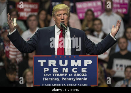 Hershey, Pennsylvanie, USA. 5ème Nov, 2016. Donald Trump parle à plus de 10 000 partisans à Hersey, New York à sa dernière apparition dans la clé de l'état de rotation avant l'élection présidentielle. Crédit : Christopher Occhicone/ZUMA/Alamy Fil Live News Banque D'Images