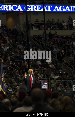 Hershey, Pennsylvanie, USA. 5ème Nov, 2016. Donald Trump parle à plus de 10 000 partisans à Hersey, New York à sa dernière apparition dans la clé de l'état de rotation avant l'élection présidentielle. Crédit : Christopher Occhicone/ZUMA/Alamy Fil Live News Banque D'Images