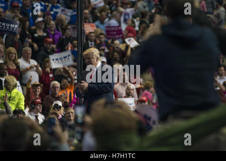 Hershey, Pennsylvanie, USA. 5ème Nov, 2016. Donald Trump parle à plus de 10 000 partisans à Hersey, New York à sa dernière apparition dans la clé de l'état de rotation avant l'élection présidentielle. Crédit : Christopher Occhicone/ZUMA/Alamy Fil Live News Banque D'Images