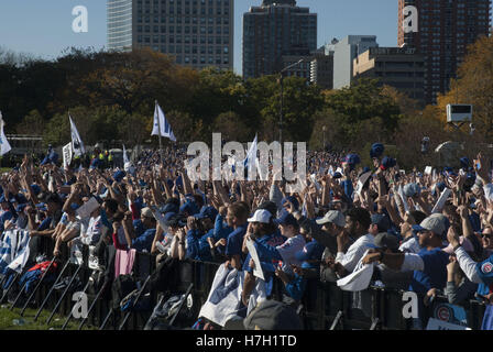 Chicago, Illinois, USA. 4ème Nov, 2016. 5 millions d'habitants de Chicago extatique l'itinéraire du défilé et rempli de Grant Park pour les World Series Champions - la célébration des Cubs de Chicago le 4 novembre 2016. Le défilé a commencé à Wrigley Field, stade des Cubs suivie d'Addison Street Lake Shore Drive de North Michigan Avenue. Elle a ensuite procéder au sud sur Columbus Drive à Balbo et sur de Grant Park, où une foule énorme dans les Cub attire les attendait. Propriétaire de l'oursons, Tom Ricketts a pris la parole, avec l'entraîneur, Joe Madden, et certains des petits joueurs dont le MVP Ben Zobrist Banque D'Images