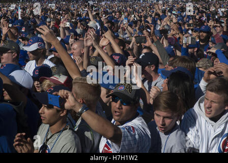 Chicago, Illinois, USA. 4ème Nov, 2016. 5 millions d'habitants de Chicago extatique l'itinéraire du défilé et rempli de Grant Park pour les World Series Champions - la célébration des Cubs de Chicago le 4 novembre 2016. Le défilé a commencé à Wrigley Field, stade des Cubs suivie d'Addison Street Lake Shore Drive de North Michigan Avenue. Elle a ensuite procéder au sud sur Columbus Drive à Balbo et sur de Grant Park, où une foule énorme dans les Cub attire les attendait. Propriétaire de l'oursons, Tom Ricketts a pris la parole, avec l'entraîneur, Joe Madden, et certains des petits joueurs dont le MVP Ben Zobrist Banque D'Images